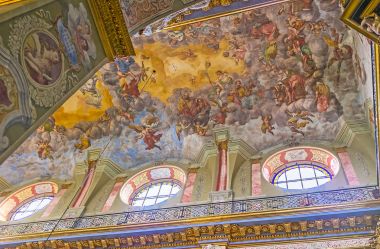 Göksel gökyüzü üzerinde yelken