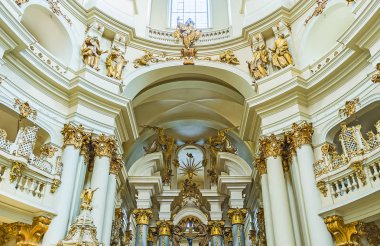 Lvov kilisede Dominik süslemeleri