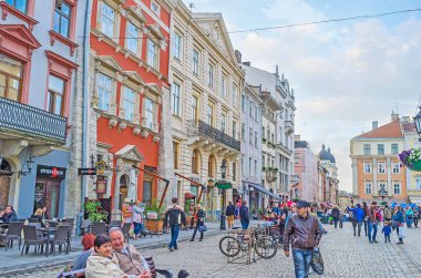 Lvov Pazar Meydanı'nda turistler