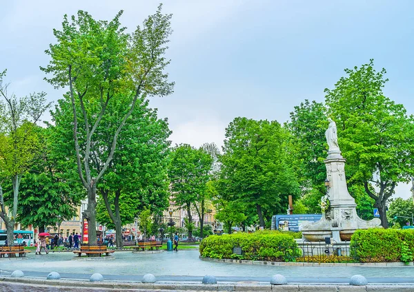 A estátua da Virgem Maria em Lvov — Fotografia de Stock