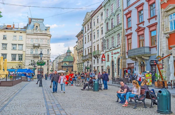 La passeggiata lungo Piazza del Mercato Lvov — Foto Stock