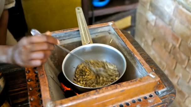 O processo de torrefação de grãos de café verde — Vídeo de Stock