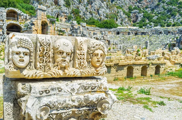 Taş maskeleri