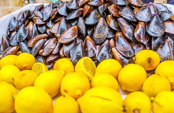 Die Miesmuscheln mit Zitrone — Stockfoto