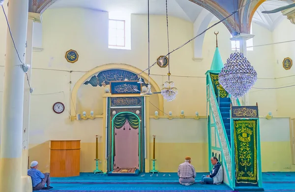 祈祷大厅里的阿拉丁清真寺 — 图库照片