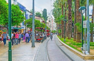 Antalya kalabalık caddede