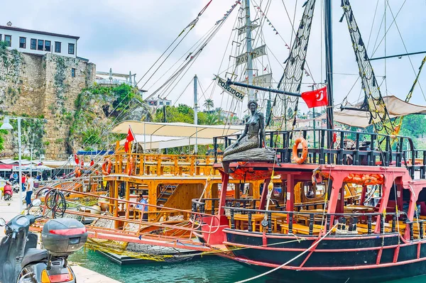 Los veleros en el antiguo puerto de Antalya — Foto de Stock