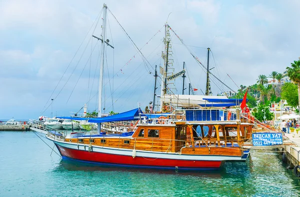 Lodě v přístavu Antalya — Stock fotografie