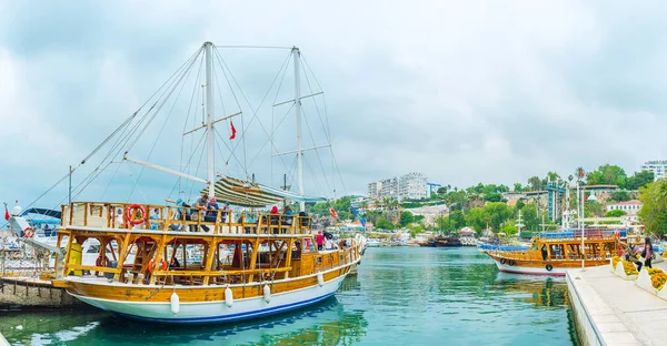 The ships in Antalya harbor — Stock Photo, Image