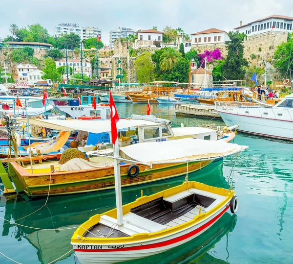 De små båtarna i Antalya port — Stockfoto
