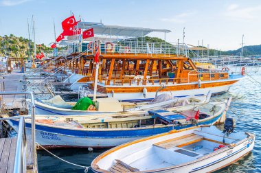 turistler için bekliyor