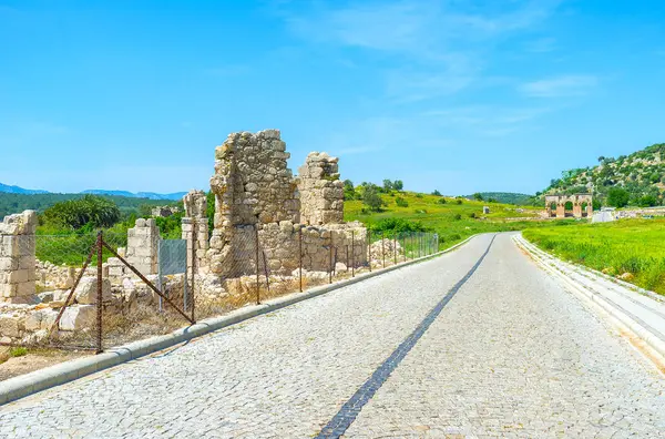 Las ruinas en el camino — Foto de Stock