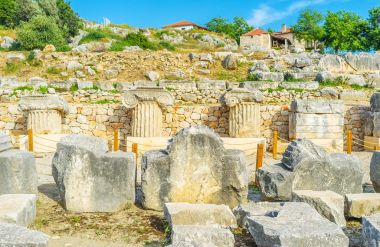 Türbelerin kalıntıları