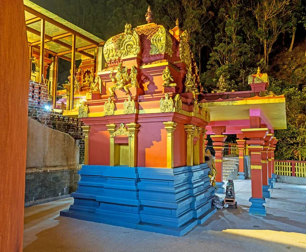 Вечер в индуистском храме — стоковое фото