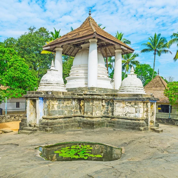 De kleine vijver naast de tempel — Stockfoto