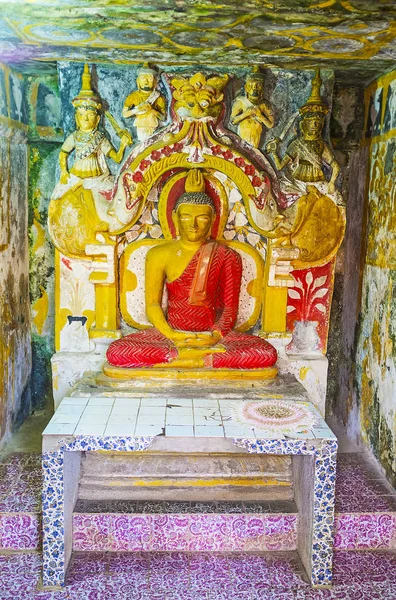 Innenraum des vijayantha prasada-Schreins von gadaladeniya vihara — Stockfoto