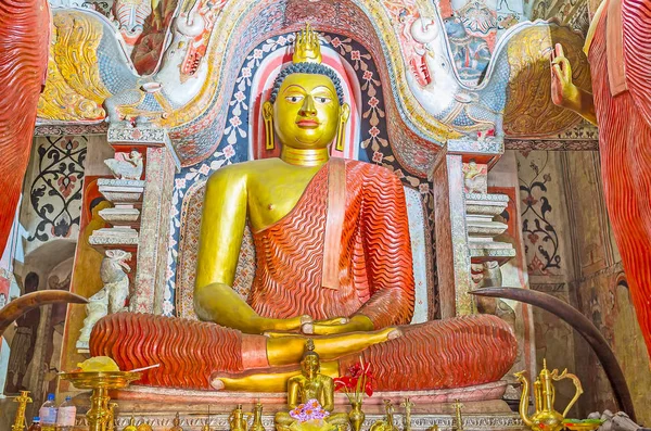 O Buda dourado no Templo de Lankathilaka — Fotografia de Stock