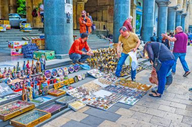 Rustaveli Caddesi Hediyelik eşya pazarında