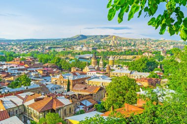 Çatılar ve eski Tbilisi kubbeleri