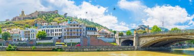 Tiflis Kura Nehri kıyısında