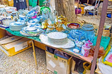 Vintage dishware Tiflis bit pazarı içinde
