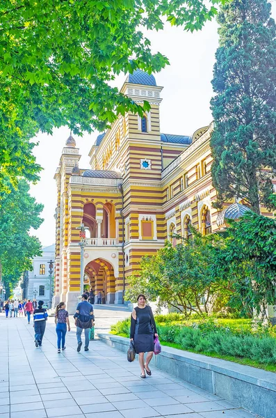 Jděte podél Rustaveli Avenue v Tbilisi — Stock fotografie