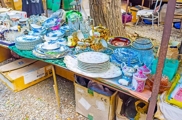 Das alte Geschirr auf dem Flohmarkt in Tiflis — Stockfoto