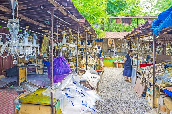 Os lustres vintage no mercado de pulgas de Tbilisi — Fotografia de Stock