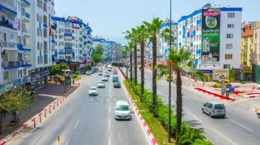Kalabalık ve gürültülü Yener Ulusoy Bulvarı