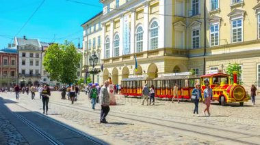 Kalabalık Pazar Meydanı