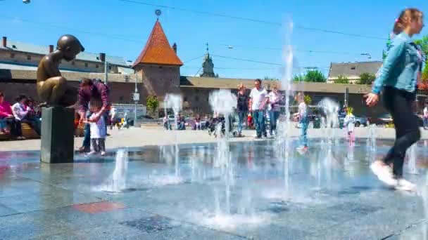 Kinder rennen auf Brunnen — Stockvideo