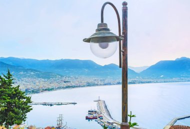 Bozuk bir sokak lambam ile Alanya sahil görünümü