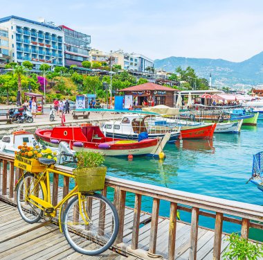 Tekneler ve bisiklet Alanya limanda