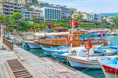 Alanya'da tekne boyunca yürümek