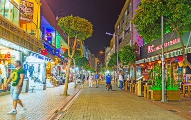 Alanya'nın kapalı çarşı akşamları