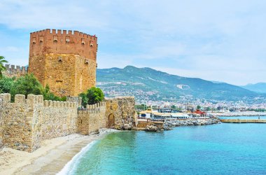 Alanya Kalesi duvarın arkasında Kızıl Kule