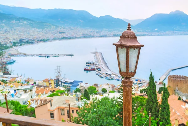 La costa de Alanya con linterna vieja — Foto de Stock