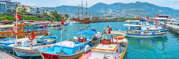 Panorama con barche da pesca in Alanya — Foto Stock