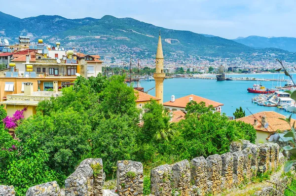 Alanya cityscape kale duvarı ile — Stok fotoğraf