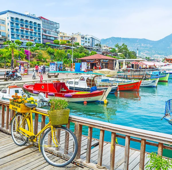 The boats and bicycle in Alanya port — Stock Photo, Image