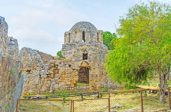 Die steinernen Ruinen in alanya — Stockfoto