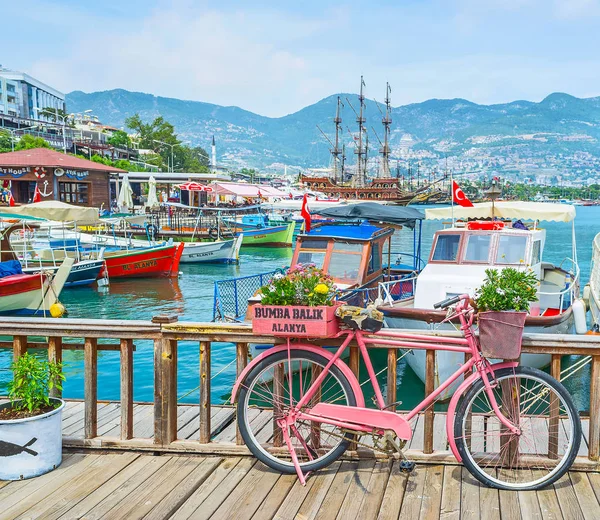La bicicletta nel porto di Alanya — Foto Stock