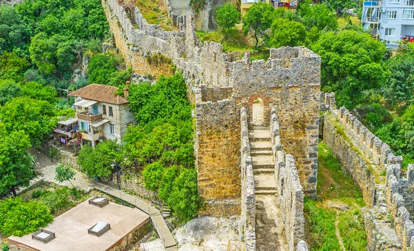 Der Spaziergang entlang der Mauern der alanya-Festung — Stockfoto