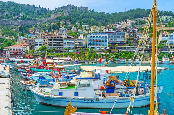 O porto de pesca em Alanya — Fotografia de Stock