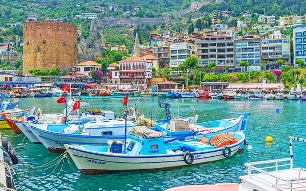 Il porto peschereccio nel centro di Alanya — Foto Stock