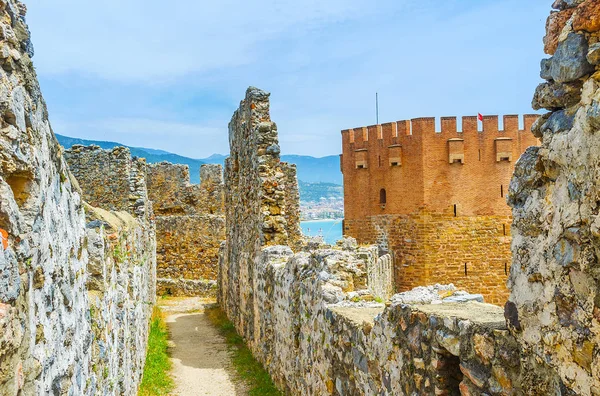 The tower among Alanya fortress ruins — Stock Photo, Image