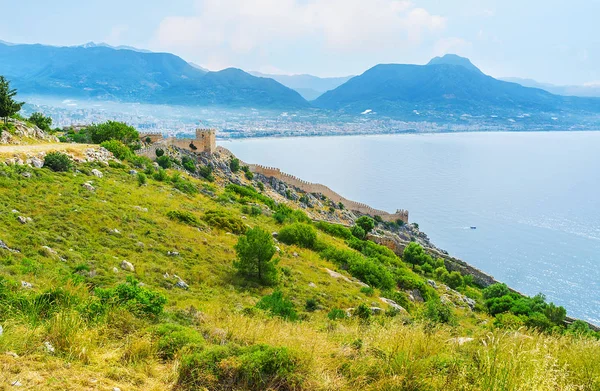 The slope with Alanya fortress wall — Stock Photo, Image