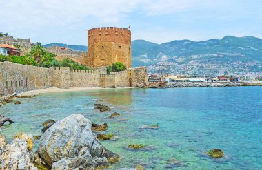 Alanya Kale arkasında kayalar