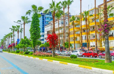 Alanya sokaklarında çiçeklenir