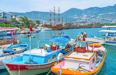 Alanya'da renkli balıkçı tekneleri